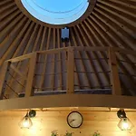 אוהל מפואר Glamping Pogorzany - Jurty *