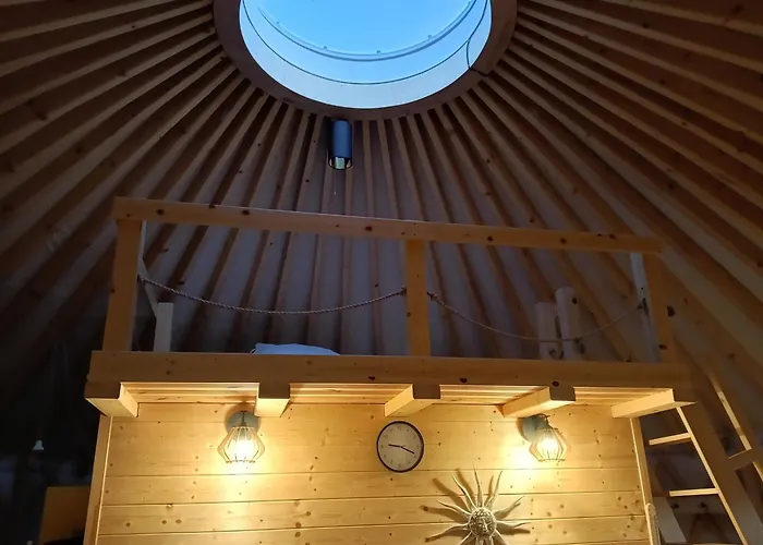 אוהל מפואר Glamping Pogorzany - Jurty *